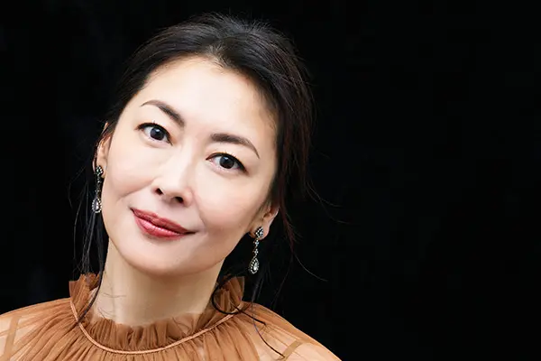 中山美穂の劣化がひどい？若い頃の出演作品と共に振り返ってみる 2024年12月6日、突然の訃報に日本中が悲しみに包まれたことと思います。12月6日に女優や歌手として活躍する中山美穂が自宅の浴槽で亡くなっていることが判明しました。 中学生のころから歌手や女優として芸能界で多くの方々を幸せにしてきた中山美穂。 今回はそんな中山美穂について、これまでに歩んできた道のりをかつての出演作品とともに振り返っていきたいと思います。 中山美穂のプロフィールについて まずは今回ピックアップする中山美穂の簡単なプロフィールをみていきます。 ・名前：中山美穂 ・愛称：ミポリン ・生年月日：1970年3月1日 ・出身地：東京都小金井市 ・身長：158cm ミポリンという愛称で老若男女問わず幅広い世代の方々に愛されていた中山美穂。2024年もコンサートツアーを開催するなど多くのファンにずっと支持されている歌手の一人でした。 芸能界に入る前の中山美穂について 1970年3月1日に長野県で生まれた中山美穂。幼少期の性格は内気で人見知りが強い子どもだったようで友達も少なかったといいます。そんな幼少期にテレビでキャンディーズを見たのがきっかけで芸能界にあこがれを持つようになります。 幼稚園は国分寺市の幼稚園に通っていましたが、両親の転居に伴って小学校から小金井市の小学校に通っていました。 デビュー後の中山美穂について 中山美穂は中学1年生の時にスカウトされて芸能界に入ります。最初は雑誌や広告・ポスターのモデル活動がメインでした。 1985年にドラマ「毎度おさわがせします」で女優デビュー。ドラマの内容も相まって大ヒットを遂げて一躍人気を博しました。同年にはアイドル歌手としてもデビューを果たして女優と歌手どちらもこなすアイドルのパイオニア的な存在でした。 また、映画「ビーバップ・ハイスクール」で映画初主演、そして同映画の主題歌「BE-BOP-HIGHSCHOOL」もヒットを遂げます。 その後も芸能界のトップアイドルとして様々なテレビ番組やCM出演を続けて勢いを増していきます。 大きな出来事としては、1987年に主演したドラマ「ママはアイドル！」で演じた役柄の愛称である「ミポリン」が実際に中山美穂の愛称として定着しお茶の間にさらに浸透していきました。 1990年代以降の中山美穂について 1990年代以降も中山美穂は引き続き女優と歌手の両輪で様々なドラマに出演したりコンサートツアーをまわったりと活動していました。 1994年1月にはドラマ「もしも願いが叶うなら」で主演を務め、自身が歌うその主題歌「ただ泣きたくなるの」は100万枚以上を売り上げて自身初のミリオンヒットを記録しました。 2000年代はドラマ「ホーム＆アウェイ」への出演を最後に日本での芸能活動を一時休止しました。その間に長男を出産し育児に専念します。 2010年1月には夫である辻仁成が手がけた恋愛小説「サヨナライツカ」の映画で主演を務めました。その後2018年春には映画「蝶の眠り」で5年ぶりとなる映画主演と継続的にドラマや映画作品に出演を続けていました。 一方で歌手としても2020年12月には35周年を記念したアルバム「All Time Best」を発売するなど長く女優だけでなく歌手としても愛されていました。 2020年代以降の中山美穂について 直近では、中山美穂は劣化がひどいというような噂が立ったこともあったようですが、全くそんなことはなく2022年に開催した自身初のファンミーティングもチケットは即完売しています。また、2023年、2024年は全国ツアーを開催し2024年のツアーは全国19都市を回り21公演を成功させています。 50歳を超える年齢になっても多くのファンの方に支持されており、魅了していたようですね。 最後に 今回は女優や歌手として人気を博していた中山美穂について、これまでの経歴を過去に出演した作品を踏まえてみていきました。中学生でデビューをしてからずっときれいな顔立ちとあふれる才能で多くの人々を魅了してきた中山美穂。これまでにたくさんドラマや映画、コンサートなど活動してきたことをこれからもファンは忘れることはないでしょう。